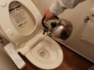 バケツやヤカンでトイレに水を足す