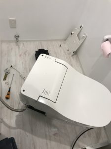 市原市R様宅トイレつまり作業中写真