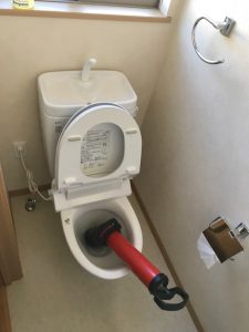 印西市T様宅トイレつまり除去作業中写真