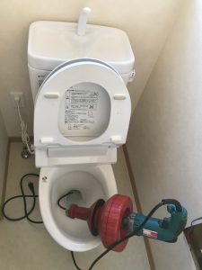 印西市T様宅トイレつまり除去作業中写真