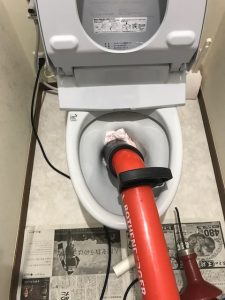 旭市T様宅トイレつまり除去作業中写真