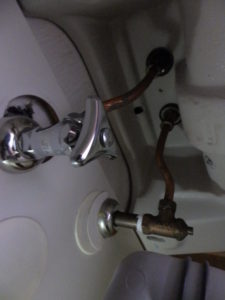 洗面台下の2つの止水栓