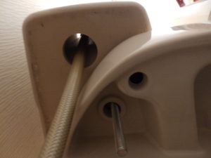 トイレタンク下部（密結ボルトをとめるナットを外した状態）